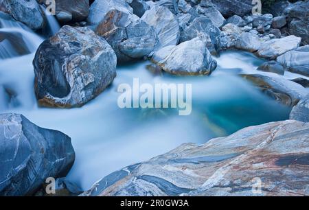 Felsen in einem Fluss in Valle Verzasca, Tessin, Schweiz, Europa Stockfoto