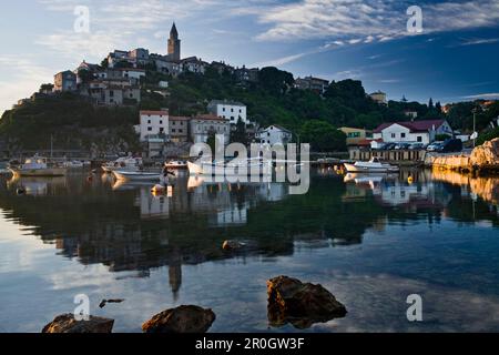 Blick auf Boote vor dem Seehafen Vrbnik im Abendlicht, Kvarner Golf, Krk Island, Istrien, Kroatien, Europa Stockfoto