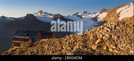 Alpenhütte im Sonnenlicht, Ramolhaus, Obergurgl, Oetztalalpen, Tirol, Österreich, Europa Stockfoto