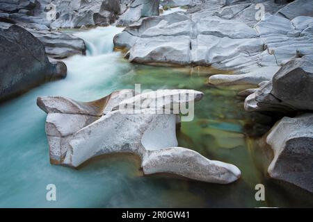 Felsen in einem Fluss in Valle Verzasca, Tessin, Schweiz, Europa Stockfoto