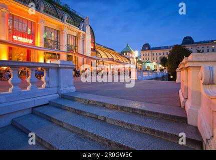 Beleuchtetes Palmenhaus am Abend, 1 Uhr. Bezirk, Wien, Österreich, Europa Stockfoto