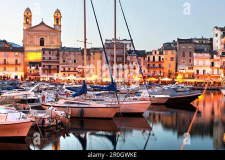 Der alte Hafen, die Altstadt und St. Jean Baptiste in der Abenddämmerung, Bastia, Korsika, Frankreich Stockfoto