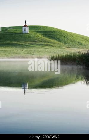 Blick über den See Hegratsried chapel Royal, Halblech, Allgäu, Bayern, Deutschland Stockfoto