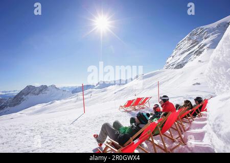 Gäste können im Dorf Igloo, Sonnalpin Restaurant, Blick auf die Zugspitzplateau, Zugspitze, Oberbayern, Bayern, Deutschland sonnen Stockfoto