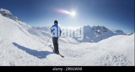 Skifahrer vor einem Berg Panorama, Zuers, Arlberg, Österreich Stockfoto