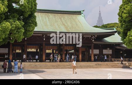 Touristen, die den Meiji-Schrein besuchen. Stockfoto