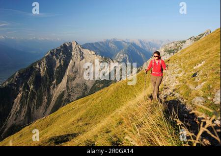 Frau zu Fuß auf einem Trail, Vorderes Sonnwendjoch, Rofan Palette, Brandenberg Alpen, Tirol, Österreich Stockfoto