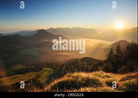 Nebel im Inntal mit Blick auf die Chiemgauer Alpen, Brunnstein, Bayerische Voralpen, Upper Bavaria, Bavaria, Germany Stockfoto