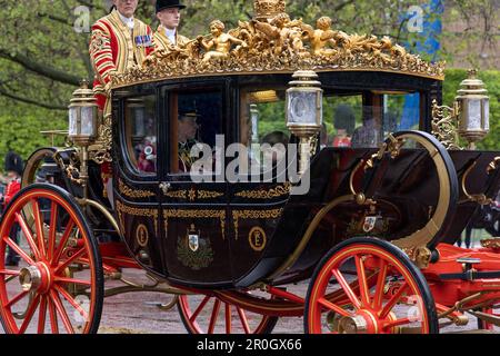 Prince and Princess of Wales, & George, Charlotte & Louis, die nach der Krönung von König Karl am 6. Mai 2023 in einer königlichen Kutsche entlang der Mall reisen Stockfoto