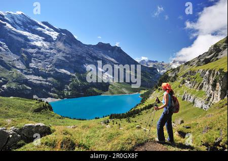 Frau mit Blick auf den Oeschinen-See, Bluemlisalp, UNESCO-Weltkulturerbe Jungfrau-Aletsch, Berner Oberland, Kanton Bern, Switzerl Stockfoto