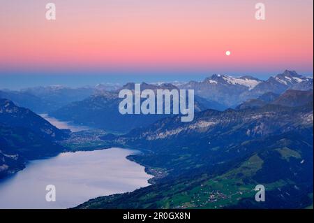 Blick vom Niesen über den Thunersee nach Wetterhorn mit Vollmond, UNESCO-Weltkulturerbe Jungfrau-Aletsch-Schutzgebiet, Berner Oberland, Cant Stockfoto