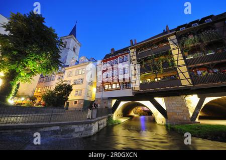 Kraemerbrücke, Brücke mit Halbholzbauten auf beiden Seiten im grünen Licht, Erfurt, Thüringen, Deutschland Stockfoto