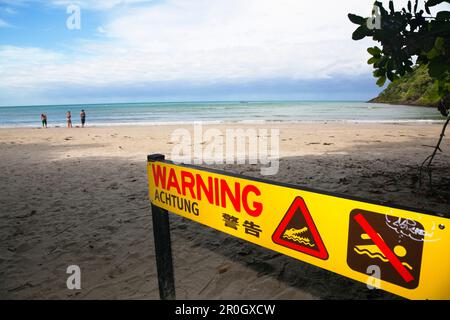 Krokodil-Warnschild am Cape Tribulation Beach, Pazifischen Ozean, Nord-Queensland, Australien Stockfoto