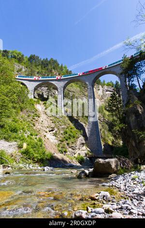 Zug, Glacier Express, überqueren das Landwasser Viadukt bei Filisur, Graubündens, der Schweiz Stockfoto