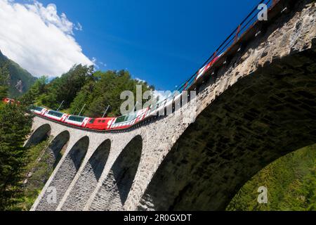 Zug, Glacier Express, Überquerung des Schmittentobel Viaduct, Albula Valley, Graubuenden, Schweiz Stockfoto