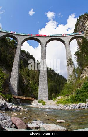 Zug, Glacier Express, überqueren das Landwasser Viadukt bei Filisur, Graubündens, der Schweiz Stockfoto