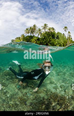 Schnorcheln in der Lagune von Ahe Island, Cenderawasih Bay, West Papua, Papua-Neuguinea, Neuguinea, Ozeanien Stockfoto