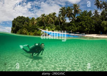 Taucher in der Lagune von Ahe Island, Cenderawasih Bay, West Papua, Papua-Neuguinea, Neuguinea, Ozeanien Stockfoto