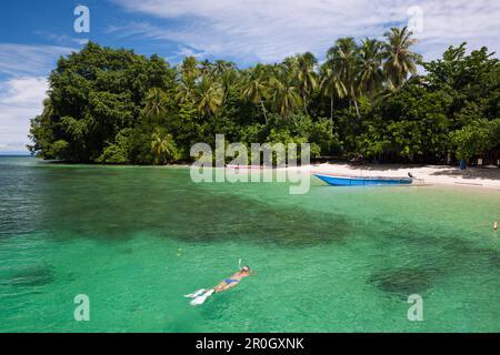 Schnorcheln in der Lagune von Ahe Insel, Cenderawasih-Bucht, West-Papua, Indonesien Stockfoto