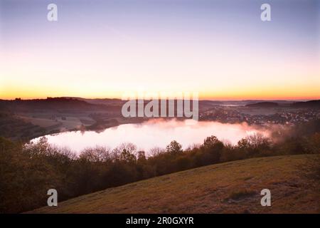 Morgengrauen in Schalkenmehren Maar, nahe Daun, Eifel, Rheinland-Pfalz, Deutschland, Europa Stockfoto