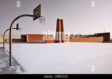 Sportplatz Scharnhauser Park mit Schnee bedeckt, Basketballkörbe, Ostfildern, Stuttgart, Baden-Württemberg, Deutschland Stockfoto
