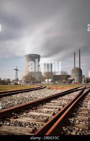 Bahngleise, die zum Kernkraftwerk Gundremmingen, Bayern, führen Stockfoto