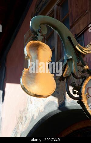 Traditionelles goldenes Zeichen eines Violinmachers, Mittenwald, Bayern, Deutschland Stockfoto