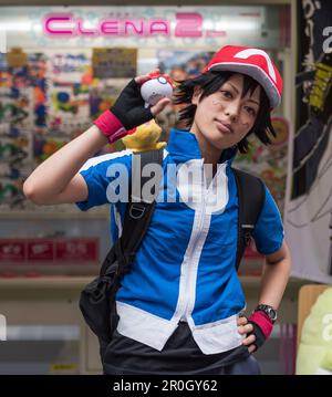 Junge Japanerin verkleidet als Ash, die beliebte Trainerin im Nintendo Pokemon Spiel. Stockfoto