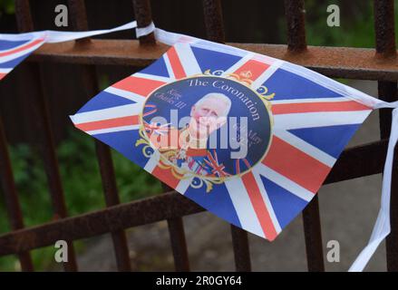 Nahaufnahme der Krönungsbänke mit dem Union Jack und einem Bild von König Karl III Stockfoto