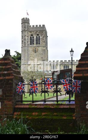 St. Mary's Church, Bletchley, dekoriert mit Beinwänden für die Krönung von König Karl III Stockfoto