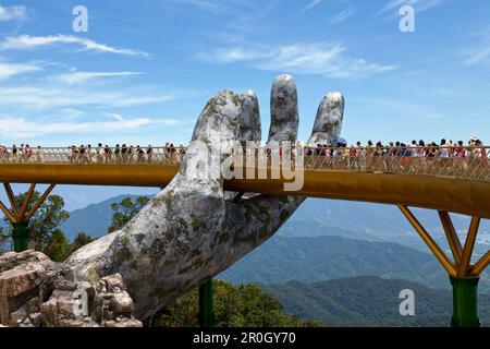 Hügel von Bà Nà, Vietnam - August 22 2018: Die Goldene Brücke ist eine 150 m lange Fußgängerbrücke in den Hügeln von Bà Nà, nahe Da Nang, Vietnam. Bà Nà Hills ist l Stockfoto