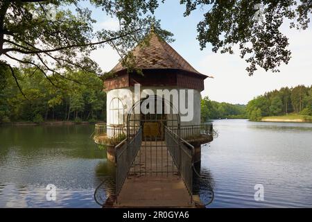 Historische Pumpstation für die Wasserversorgung der Bergwerke Itzenplitz und Reden in Heiligenwald, Itzenplitzer Weiher, Itzenplitz-Teich, Saarland, Deutschland Stockfoto