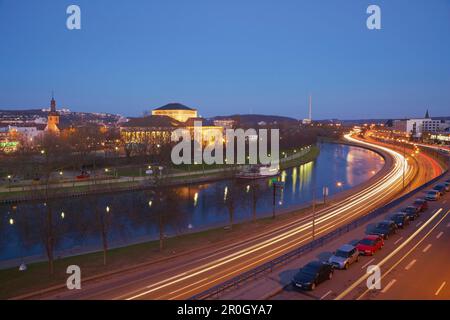 Blick auf Straßen und die Saar in den Abend, Saarbrücken, Saarland, Deutschland, Europa Stockfoto