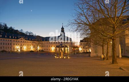 Blick vom Schlossplatz auf den Brunnen und das Alte Rathaus am Abend, Saarbrücken, Saarland, Deutschland, Europa Stockfoto