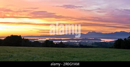 Blick vom Ratzinger Hoehe über See Chiemsee und Fraueninsel, Chiemgau, Oberbayern, Deutschland Stockfoto