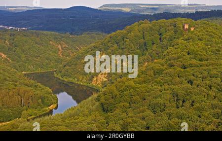 Pferdeschuh-Kurve des Saar und Monclair-Schloss am Abend, Mettlach, Saarland, Deutschland, Europa Stockfoto