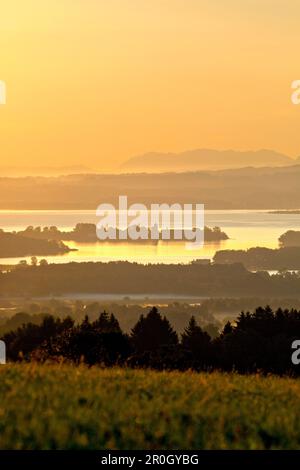 Blick vom Ratzinger Hoehe über See Chiemsee und Fraueninsel, Chiemgau, Oberbayern, Deutschland Stockfoto