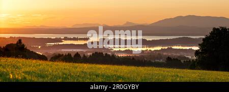 Blick vom Ratzinger Hoehe über See Chiemsee und Fraueninsel, Chiemgau, Oberbayern, Deutschland Stockfoto