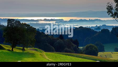 Blick vom Ratzinger Hoehe über See Chiemsee und Fraueninsel, Chiemgau, Oberbayern, Deutschland Stockfoto