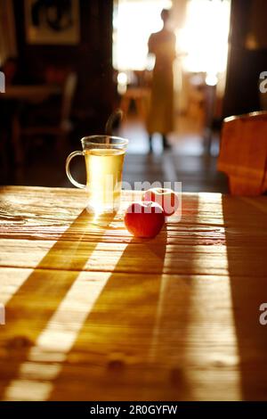 Dampfender Tee und Äpfel auf dem Tisch, Hochpillberg, Schwaz, Tirol, Österreich Stockfoto