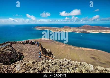 Blick aus dem Restaurant und Aussichtspunkt Mirador del Rio, Architekten Cesar Manrique, Lanzarote, Kanarische Inseln, Spanien, Europa Stockfoto