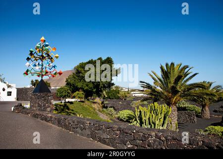 Skulptur vor dem Museum Fundacion Cesar Manrique, Tahiche, Lanzarote, Kanarische Inseln, Spanien, Europa Stockfoto