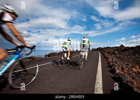 Radfahrer am Kliffufer, Los Hervideros, Lanzarote, Kanarische Inseln, Spanien, Europa Stockfoto