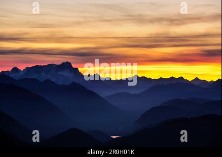 Sonnenuntergang über den bayerischen Ausläufern mit Blick auf Zugspitze, Risserkogel, bayerische Ausläufer, Oberbayern, Bayern, Deutschland Stockfoto