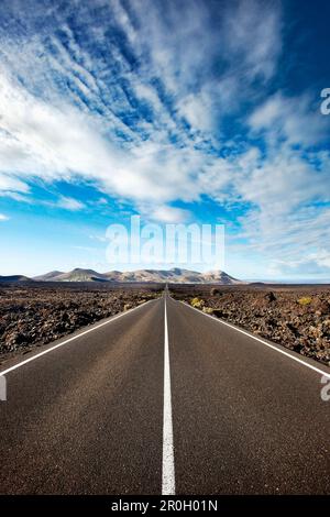 Straße durch vulkanische Landschaft, Timanfaya-Nationalpark, Lanzarote, Kanarische Inseln, Spanien, Europa Stockfoto