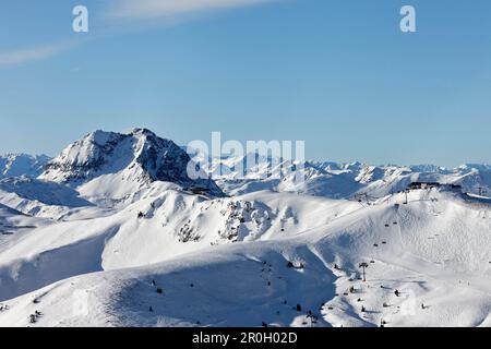 Pengelstein Ski Resort, Lift, großer Rettenstein im Hintergrund, Kirchberg, Kitzbühel, Tirol, Österreich Stockfoto