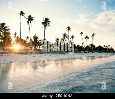 Bungalow am Hotelstrand, Ostküste, Sansibar, Tansania, Ostafrika Stockfoto