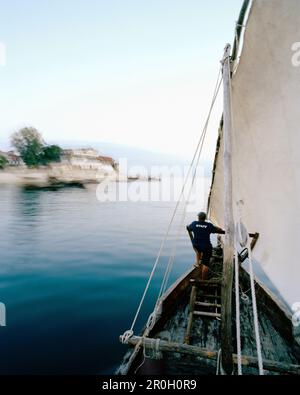 Dhow Kreuzfahrt am Abend vor Forodhani Beach, Hotel an der westlichen Spitze von Stone Town, Sansibar, Tansania, Ostafrika Stockfoto