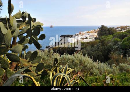 Weiße Dorf auf der Insel Stromboli Insel Stromboli, Äolischen Inseln, Sizilien, Italien Stockfoto