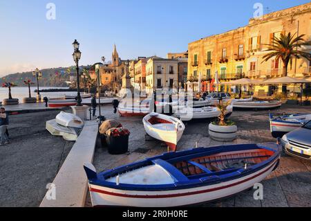 Am alten Hafen in Lipari, Insel Lipari, Äolische Inseln, Sizilien, Italien Stockfoto